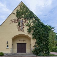 Leichenhalle, Einfriedung mit zwei Toren, einige Grabmale (Einzeldenkmale zu ID-Nr. 09303460) Salzstraße 16