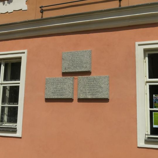 Pamětní deska k zavraždění Albrechta z Valdštejna na budově muzea v Chebu