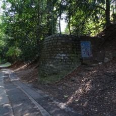 Kamenná stavba u stezky ve Stromovce pod Goetheho ulicí