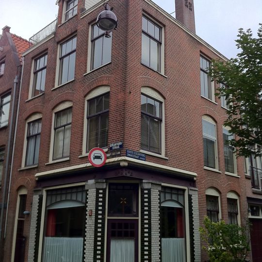 Hoekhuis met latere puntgevel