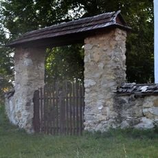 Kostol P. M. Kráľovnej anjelov, múr ohradný s bránou