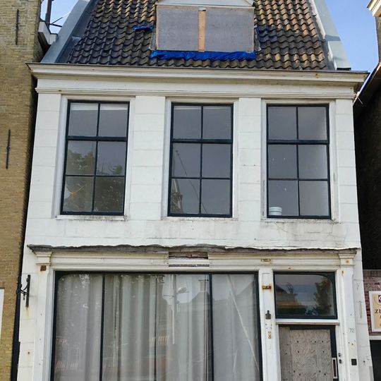 Pand met verdieping onder diep dwars dak tussen twee puntgevels