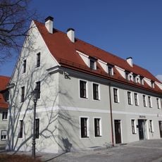 Wohnhaus (mit zwei Hausnummern) in offener Bebauung, ehemalige Schule An der Kirche 1