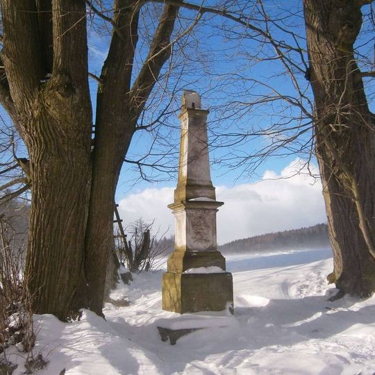 Kříž u Kosova u pěšiny v lukách