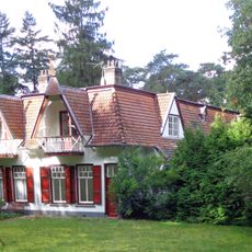 Voormalig koetshuis annex dubbele woning (van oorsprong tuinmans- en koetsierswoning)