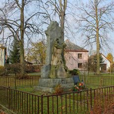 Pomník padlým ve Zvoli v parku