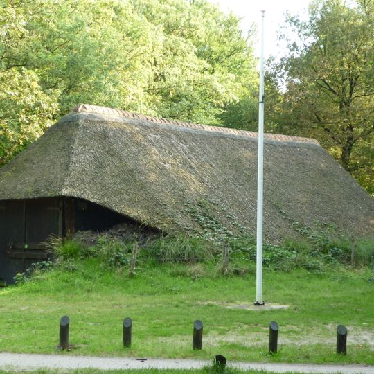 Een schaapskooi van gepotdekselde houten delen met rieten dak, mooi gelegen in het geboomte