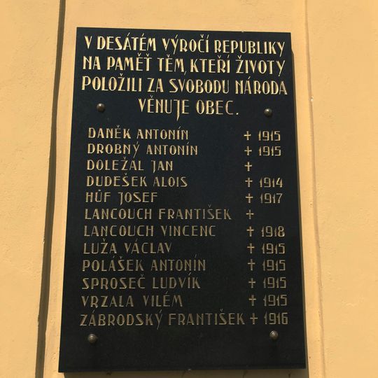 Pamětní deska obětem 1. světové války na budově školy ve Velehradě