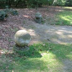 Kasteel Renswoude: twee sokkels met ronde bollen