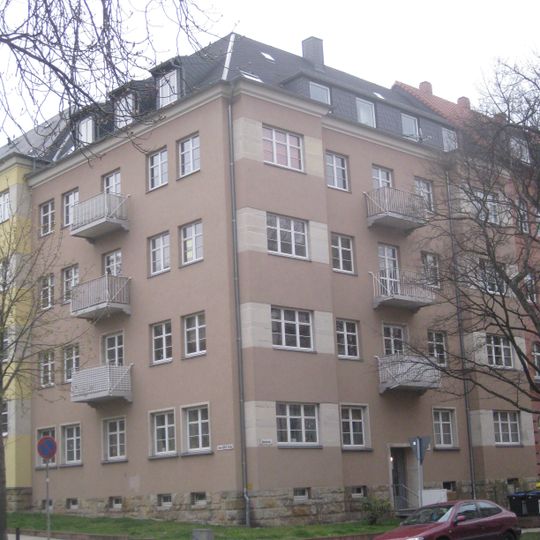 Mietshaus in geschlossener Bebauung in Ecklage mit Vorgarten Klarastraße 44