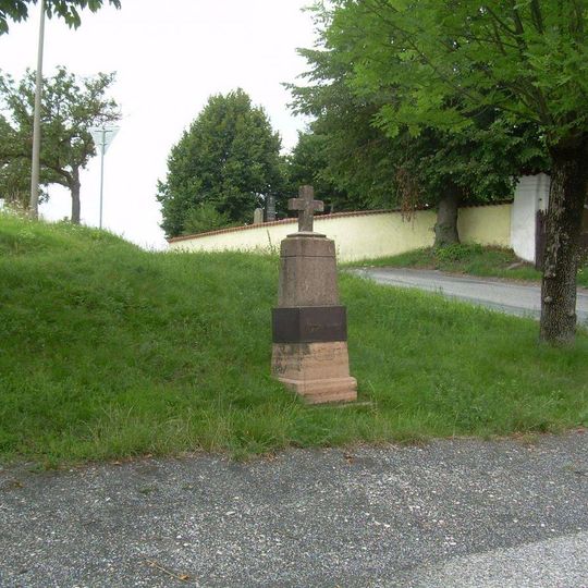 Kříž u Tmaně u kostela svatého Jiří