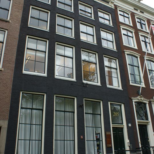 Pand met vierraamsgevel onder rechte lijst met consoles, triglyfen en attiek zeven louis