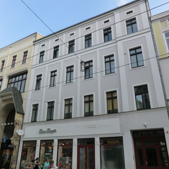 Mietshaus in geschlossener Bebauung, mit Laden Berliner Straße 9