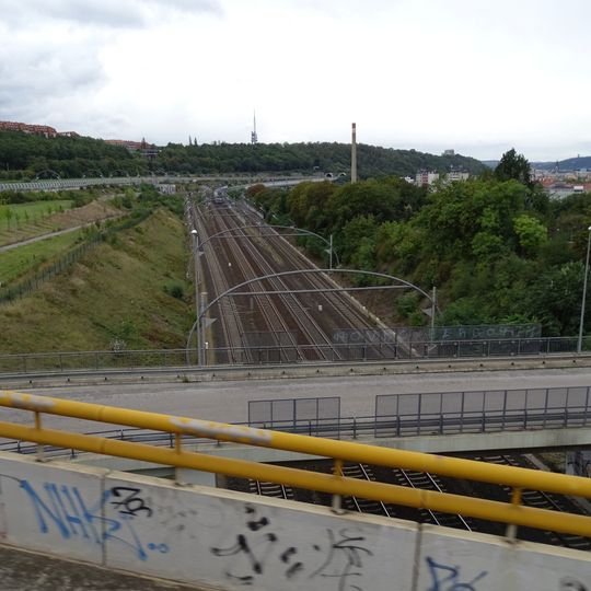 Most staré ulice Pod plynojemem přes železniční trať