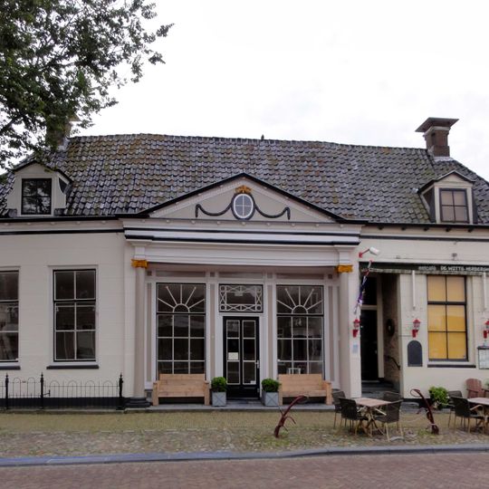 Pand zonder verdieping onder een dak met nr. 13