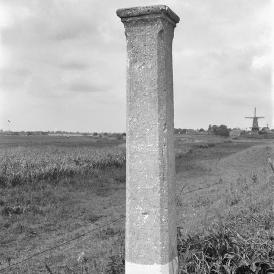 Grenspaal Merwededijk