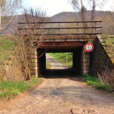 Železniční most přes Říční ulici v Brné nad Labem