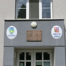 Pamětní deska Antonie a Stanislava Vratislavových na obecním úřadu v Poleradech