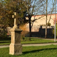 Kříž na návsi ve Strupčicích