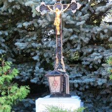Kříž v zahradě domu Říční 1787 ve Varnsdorfu