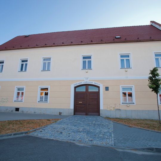 Škola – bývalý poplužní dvůr