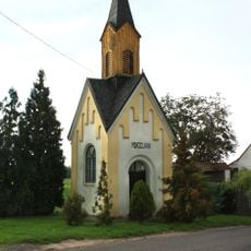 Kaplička u hlavní silnice v Lánech u Kostomlat nad Labem