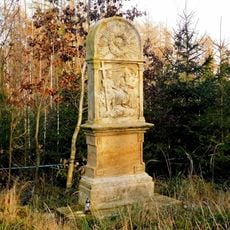 Deska s reliéfem Nejsvětější Trojice u silnice severně od Hořic