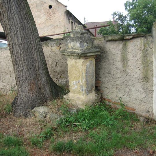 Pamětní kříž u kostela svatého Mikuláše ve Vinci