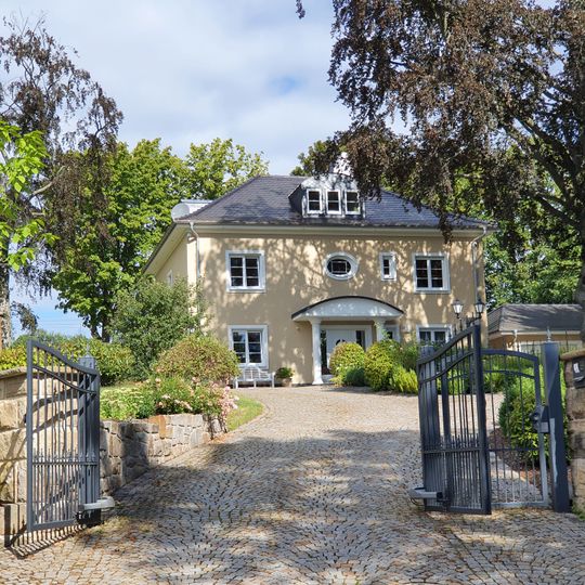 Villa mit Einfriedung und Garten August-Jahn-Straße 1