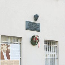 Pamětní deska s bustou Jana Patočky na domě Sobotecká 242 v Turnově