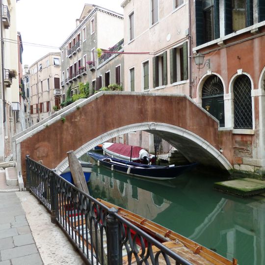 Private bridge on Rio dei Frari