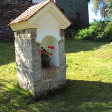 Výklenková kaple před čp. 82 v Dubici (Robči)