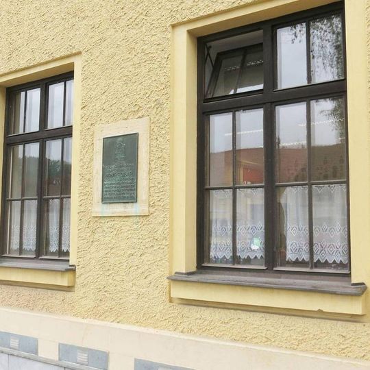 Pamětní deska Bonifáce Císaře na budově školy ve Veverské Bítýšce