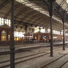 Station Den Haag Hollands Spoor: Vierbeukige perronoverkapping of treinhal