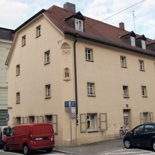 Wohn- und Geschäftshaus, ehemals zum Stift Obermünster gehörig