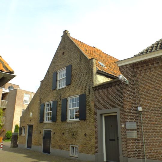 Huis onder zadeldak met topgevel