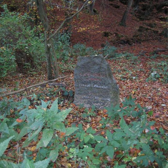 Pomník zastřeleného Josefa Homoly u silnice severovýchodně od Harasova