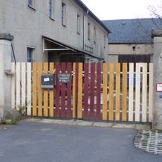 Torpfeiler der Hofeinfahrt eines Bauernhofes Dorfstraße 4