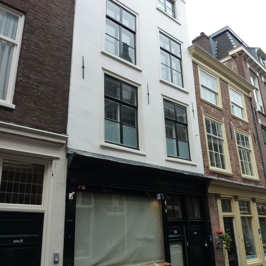 Pand met gepleisterde gevel onder rechte houten kroonlijst