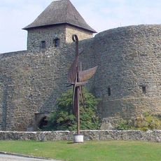 Kovová plastika Prométheovi před hradem Helfštýn