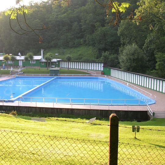 Lávka přes Šárecký potok u východního rohu bazénu Divoká Šárka