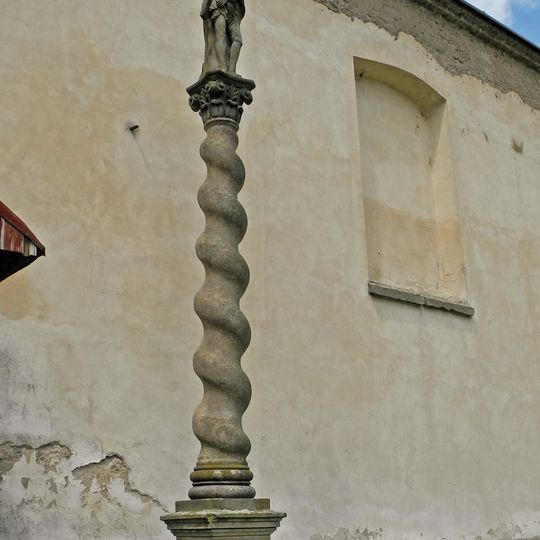 Sloup Ecce Homo u kostela v Petrovicích