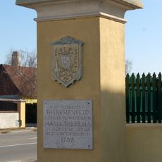 Pfeiler an den Ortseingängen, Theresienfeld