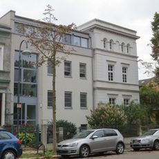 Mietshaus in halboffener Bebauung konzipiert, mit Vorgarten und Einfriedung Heinrich-Beck-Straße 33