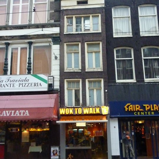 Pand met gevel onder gesneden rechte lijst