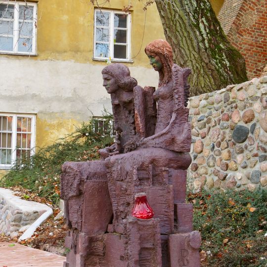 Statue of Wars and Sawa