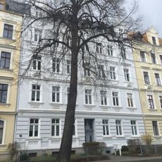 Mietshaus in geschlossener Bebauung mit Vorgarten Biesnitzer Straße 66