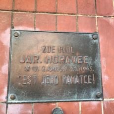 Pamětní deska Jar. Moravce na domě Krchlebská 1890/6 v Praze