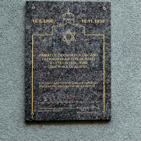 Pamětní deska obětem holokaustu z Falknovska v ulici Maxima Gorkého v Sokolově