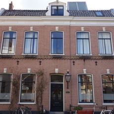 Herenhuis, gelegen in de bocht van de stationsstraat, voorheen baanstraat geheten, dateert in zijn huidige vorm uit het laatste kwart van de negentiende eeuw